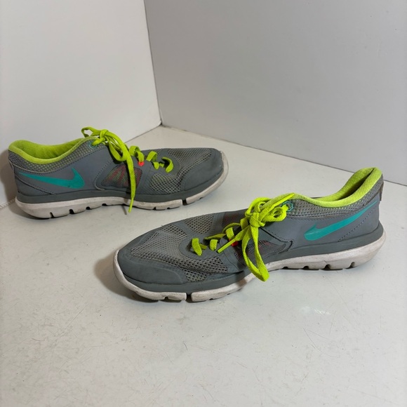 Nike flex fit sole women’s grey lace up running shoes in size 7.5 - Picture 3 of 9